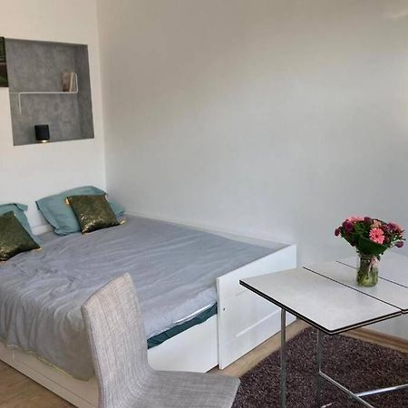 Magnifique Studio Au 2Eme Etage, A Proximite De La Gare Du Midi! 布鲁塞尔 外观 照片